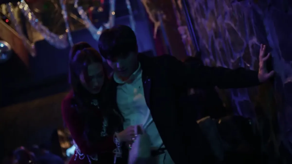 Bước chân vào đời - Tập 23: Quân say bí tỉ ngã vào vòng tay cô gái lạ - Ảnh 2.