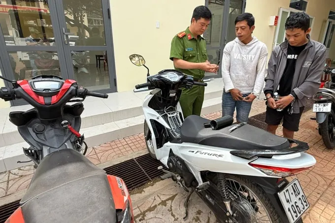 Trộm xe li&ecirc;n tỉnh, hai đối tượng d&ugrave;ng dao v&agrave; b&igrave;nh xịt hơi cay chống trả vẫn bị bắt- Ảnh 1.