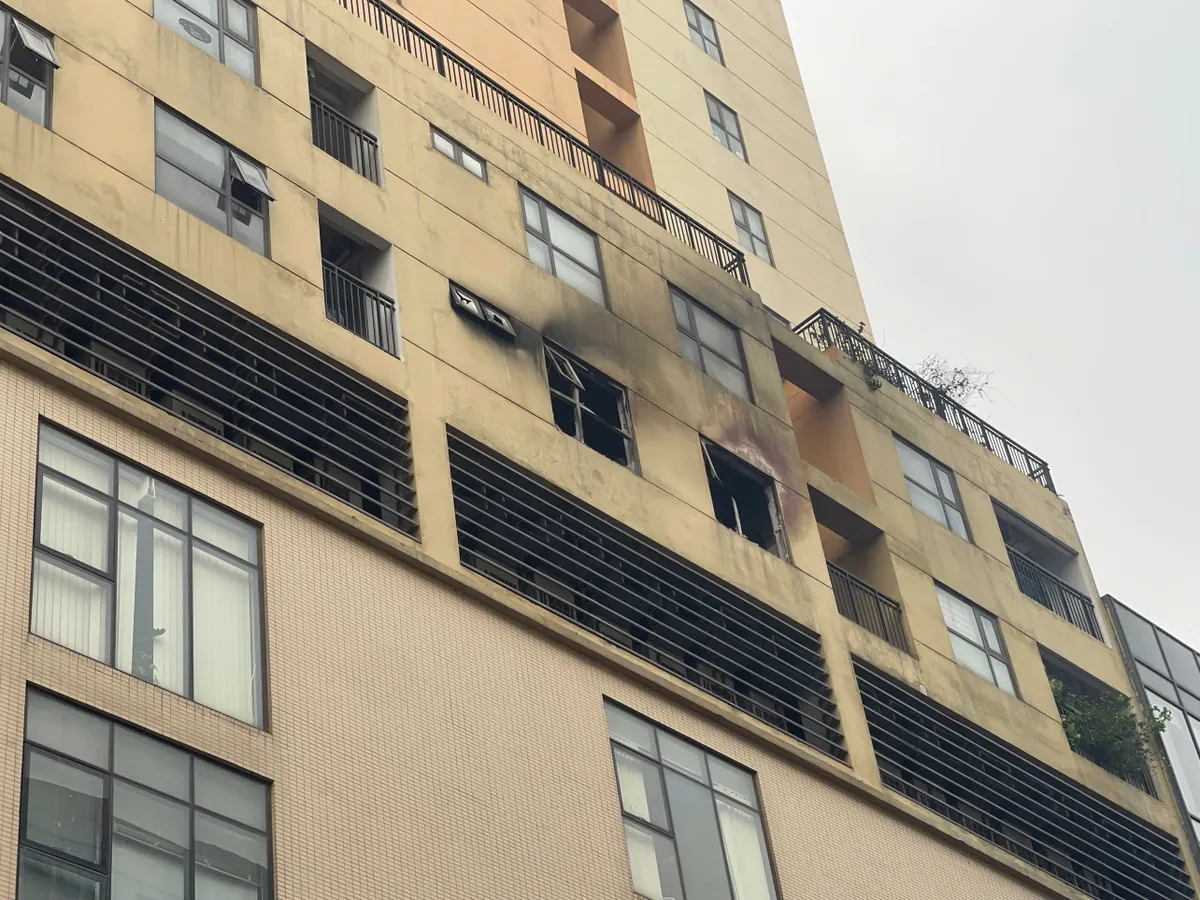 Hà Nội: Cháy căn hộ chung cư trên phố Trường Chinh, kịp thời cứu 3 người - Ảnh 2.