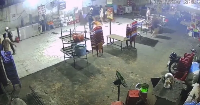 Nh&oacute;m người x&ocirc;ng v&agrave;o qu&aacute;n ăn, d&ugrave;ng ghế đ&aacute;nh gục nam thanh ni&ecirc;n ở TP Hồ Ch&iacute; Minh - Ảnh 1.