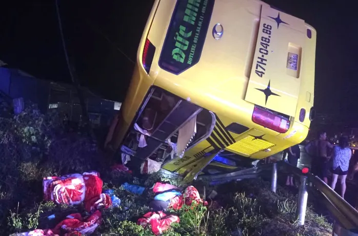 Lật xe kh&aacute;ch ở Quảng Ng&atilde;i, 9 người tho&aacute;t nạn  - Ảnh 1.