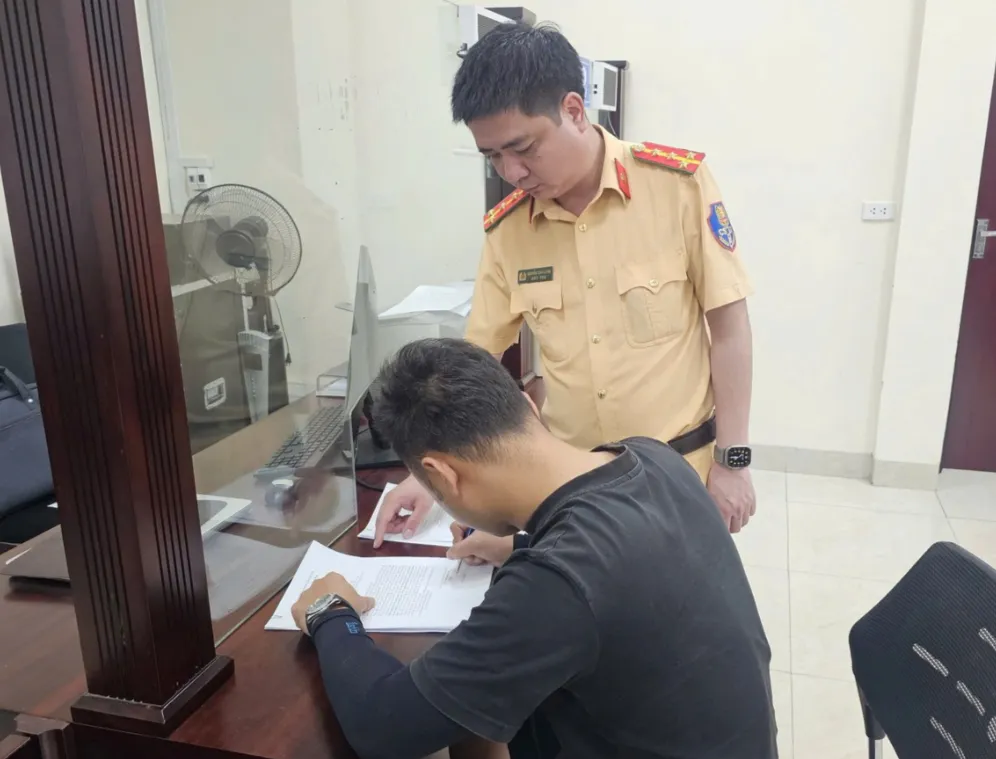 Xử phạt t&agrave;i xế để trẻ em đu b&aacute;m tr&ecirc;n cửa xe khi đang lưu th&ocirc;ng- Ảnh 2.