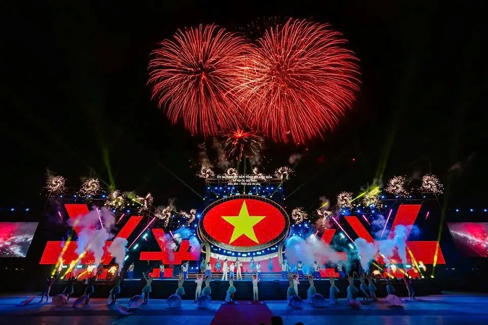 Sầm Sơn bắn ph&aacute;o hoa 15 ph&uacute;t trong đ&ecirc;m khai mạc lễ hội biển 2026- Ảnh 1.