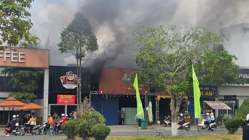 Cháy quán ăn trên tuyến đường trung tâm ở Tây Ninh, nhiều người hoảng hốt - Ảnh 2.