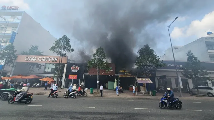 Cháy quán ăn trên tuyến đường trung tâm ở Tây Ninh, nhiều người hoảng hốt - Ảnh 1.