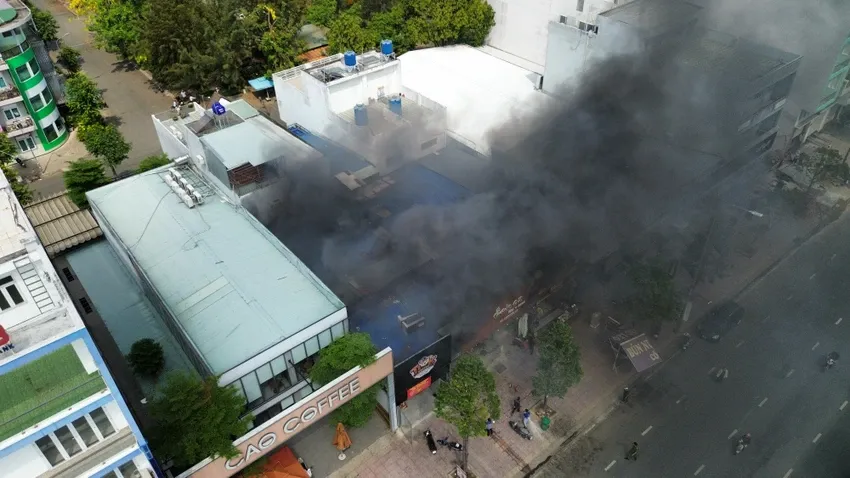 Cháy quán ăn trên tuyến đường trung tâm ở Tây Ninh, nhiều người hoảng hốt - Ảnh 3.