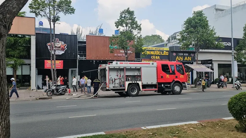 Cháy quán ăn trên tuyến đường trung tâm ở Tây Ninh, nhiều người hoảng hốt - Ảnh 4.