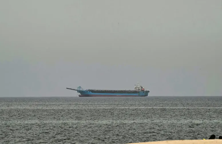 Một số t&agrave;u chở dầu bị trừng phạt đi qua eo biển Hormuz bất chấp lệnh phong tỏa của Mỹ- Ảnh 1.