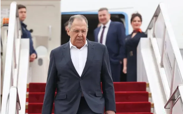 Ngoại trưởng Nga Lavrov xuống máy bay khi đến Bắc Kinh, Trung Quốc vào ngày 14/4/2026 (Ảnh: Bộ Ngoại giao Nga/AFP)