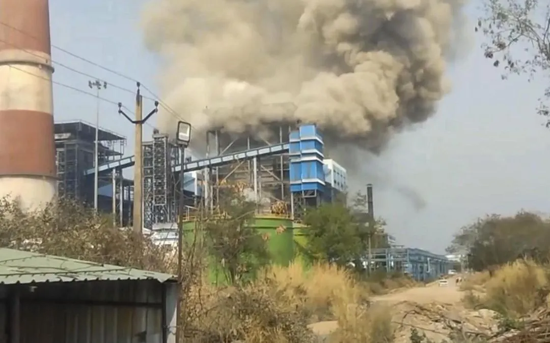 Khói bốc lên dày đặc sau vụ nổ tại nhà máy điện ở huyện Sakti, bang Chhattisgarh, Ấn Độ, ngày 14/4/2026 (Ảnh: PTI)