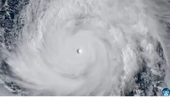 Mỹ cảnh b&aacute;o si&ecirc;u b&atilde;o Sinlaku sẽ t&agrave;n ph&aacute; nặng nề c&aacute;c h&ograve;n đảo ở Th&aacute;i B&igrave;nh Dương - Ảnh 1.