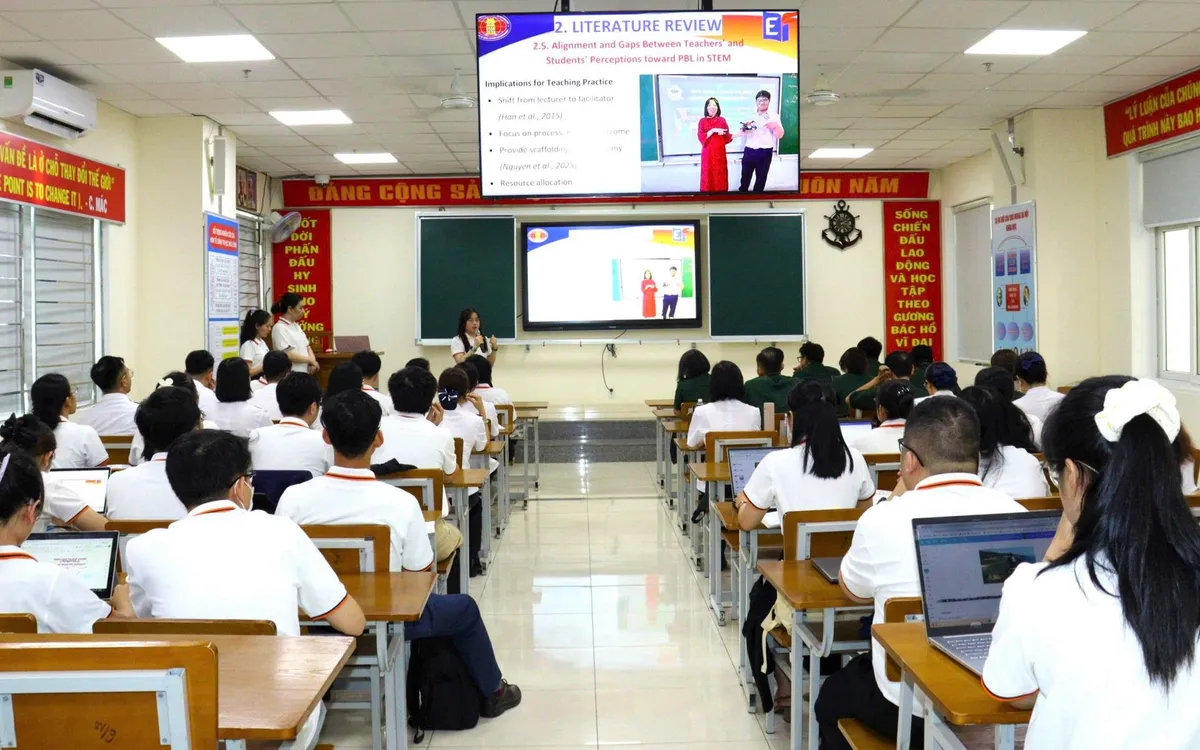 Học viên cao học Khoa Ngữ văn Anh, Trường Đại học Khoa học Xã hội và Nhân văn thao giảng