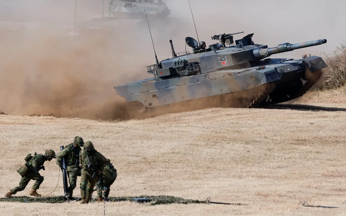 Xe tăng Type 10 của Lực lượng Phòng vệ Mặt đất Nhật Bản tham gia diễn tập tại Funabashi, phía Đông Tokyo, ngày 11/1/2026. (Ảnh: Reuters)