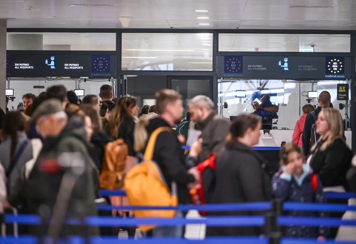 Hệ thống nhập cảnh mới của EU g&acirc;y chậm trễ cho nhiều h&agrave;nh kh&aacute;ch- Ảnh 1.