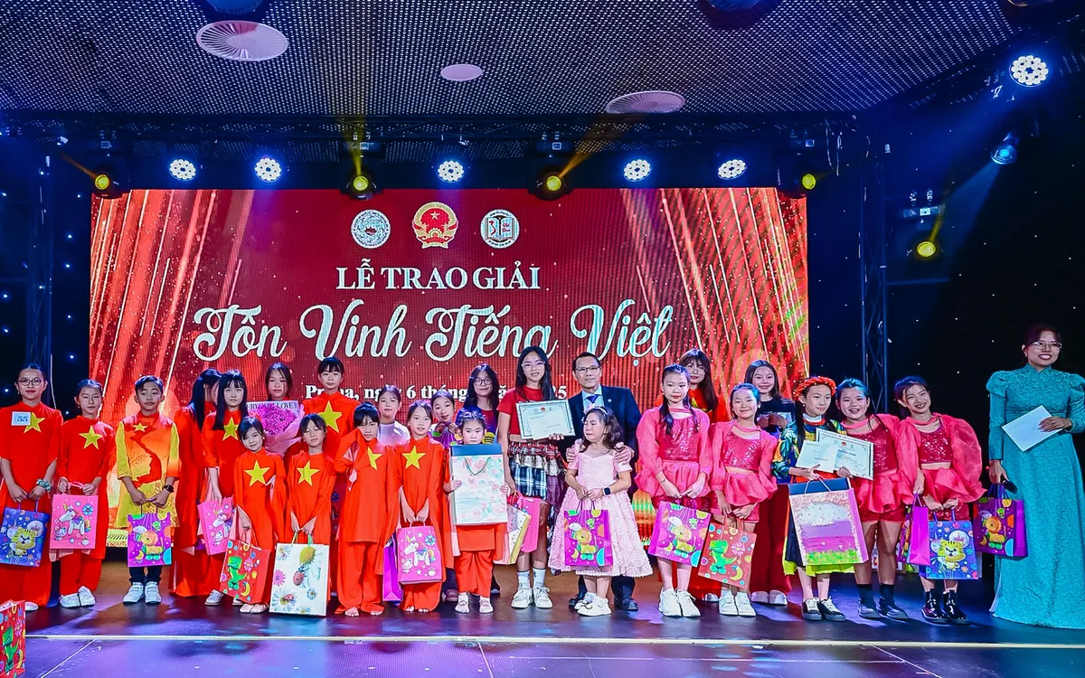 Trẻ em người Việt tại nước ngoài tham gia một cuộc thi tiếng Việt – một trong những nỗ lực của cộng đồng nhằm giữ gìn ngôn ngữ và bản sắc cho thế hệ sinh ra ở nước ngoài.