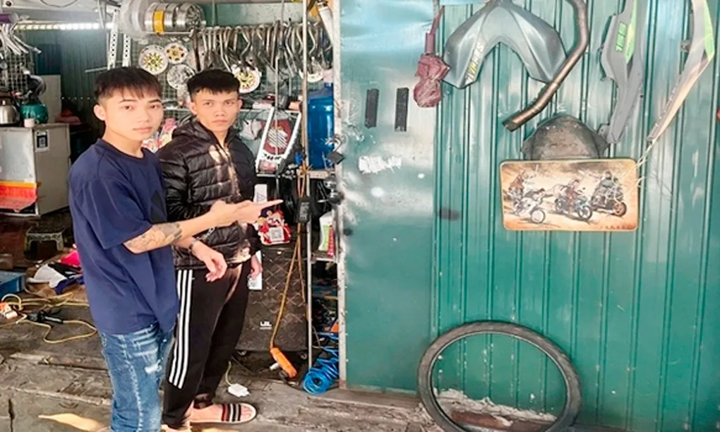 D&aacute;n đ&egrave; m&atilde; QR thanh to&aacute;n để chiếm đoạt tiền, hai thanh ni&ecirc;n bị bắt- Ảnh 1.