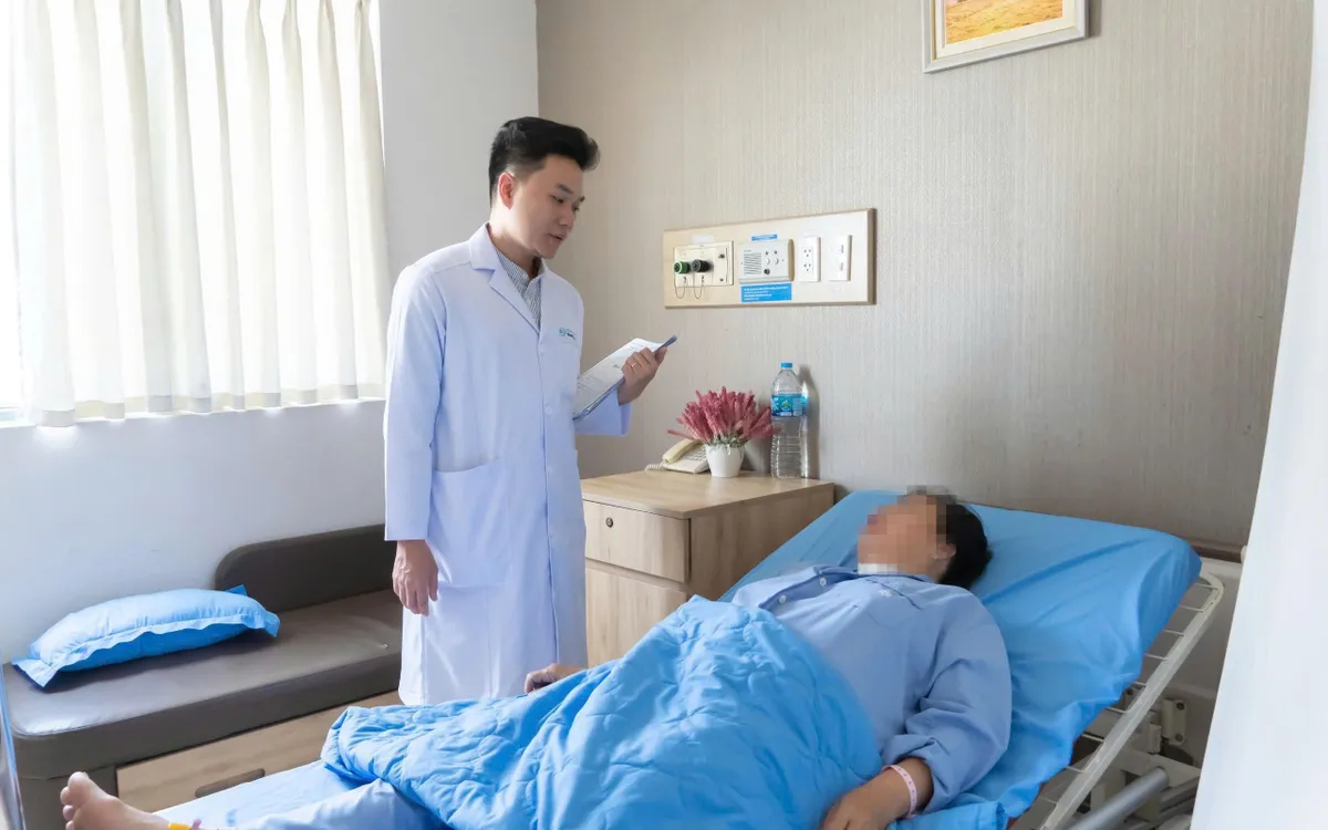 Bác sĩ thăm hỏi sức khỏe bệnh nhân sau phẫu thuật. Ảnh: CDC Đồng Nai