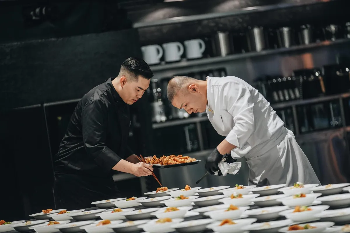 Khi căn bếp trở th&agrave;nh chiến trường của định kiến - Ảnh 2.