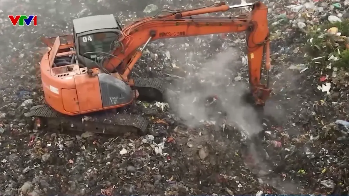Điểm tập kết rác tại Hưng Yên ùn ứ, cháy suốt 1 tuần gây ô nhiễm - Ảnh 2.