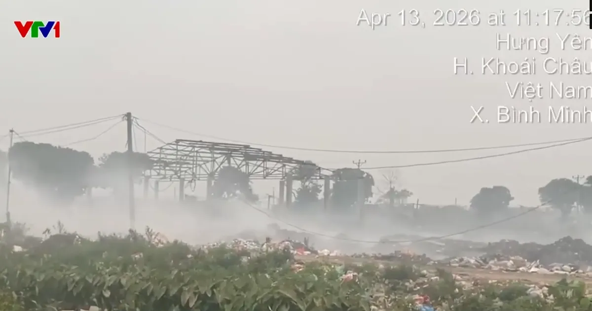 Điểm tập kết rác tại Hưng Yên ùn ứ, cháy suốt 1 tuần gây ô nhiễm - Ảnh 1.