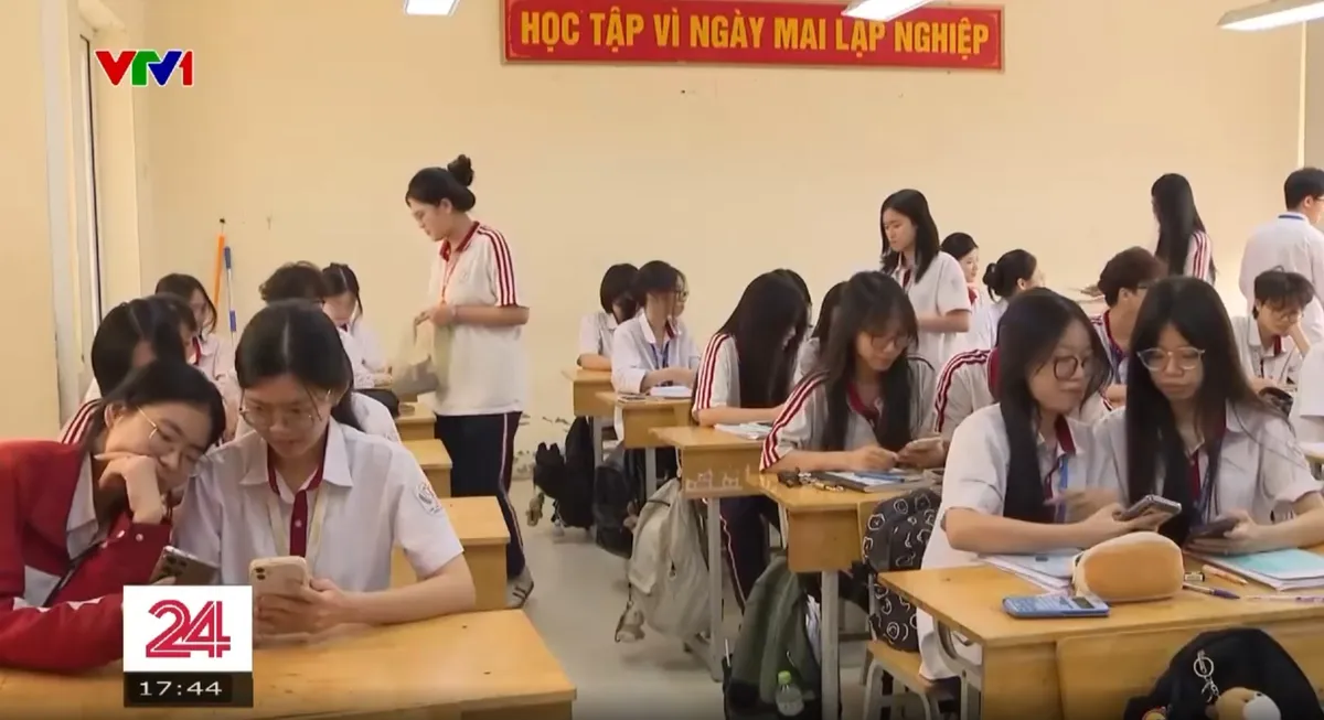 Thầy c&ocirc; th&iacute;ch nghi chuyển đổi số, dẫn dắt học sinh trong kỷ nguy&ecirc;n AI - Ảnh 1.