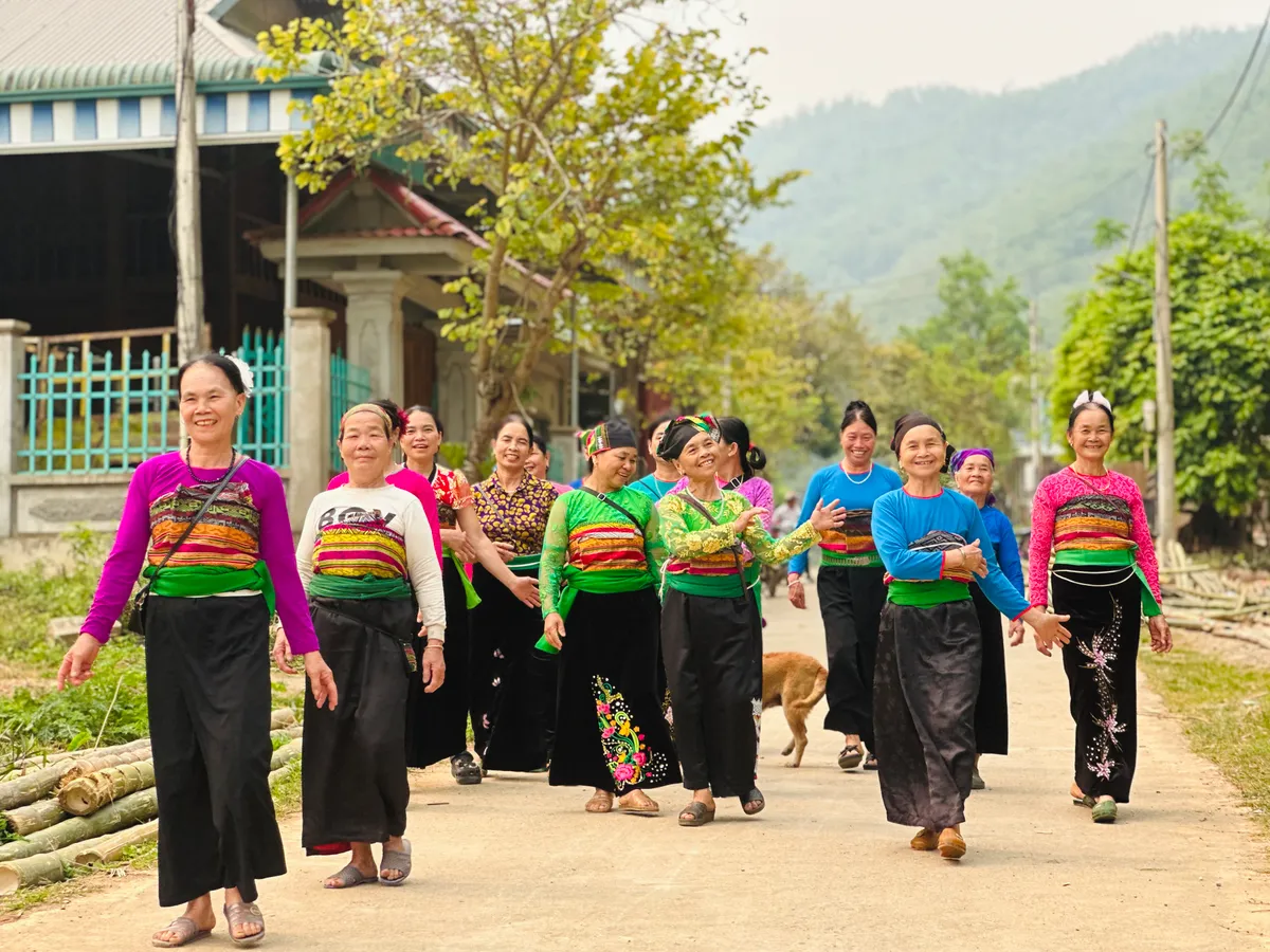 Chuyến xe tử tế th&aacute;ng 4 mang &aacute;nh s&aacute;ng v&agrave; hơi ấm về với bản l&agrave;ng v&ugrave;ng cao Thanh Ho&aacute;- Ảnh 8.