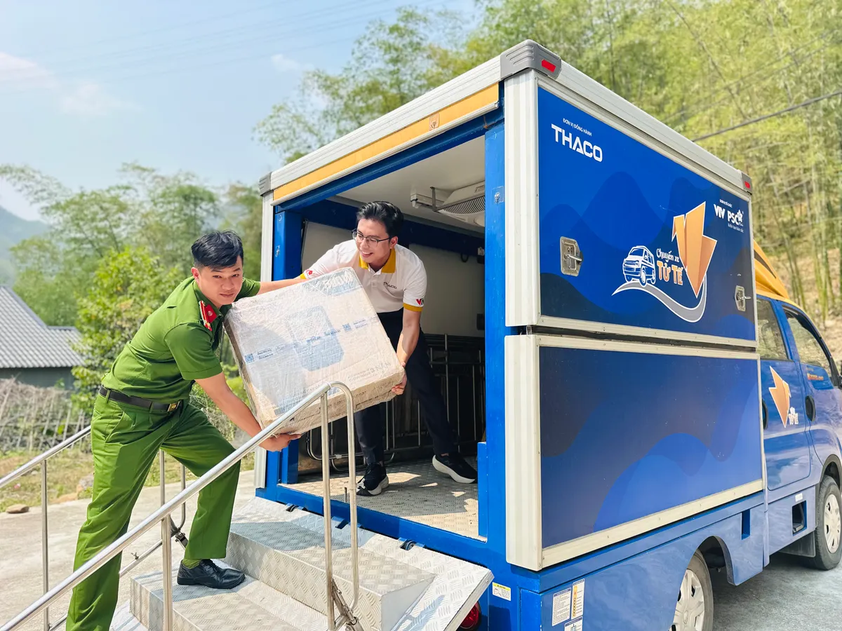 Chuyến xe tử tế th&aacute;ng 4 mang &aacute;nh s&aacute;ng v&agrave; hơi ấm về với bản l&agrave;ng v&ugrave;ng cao Thanh Ho&aacute;- Ảnh 1.