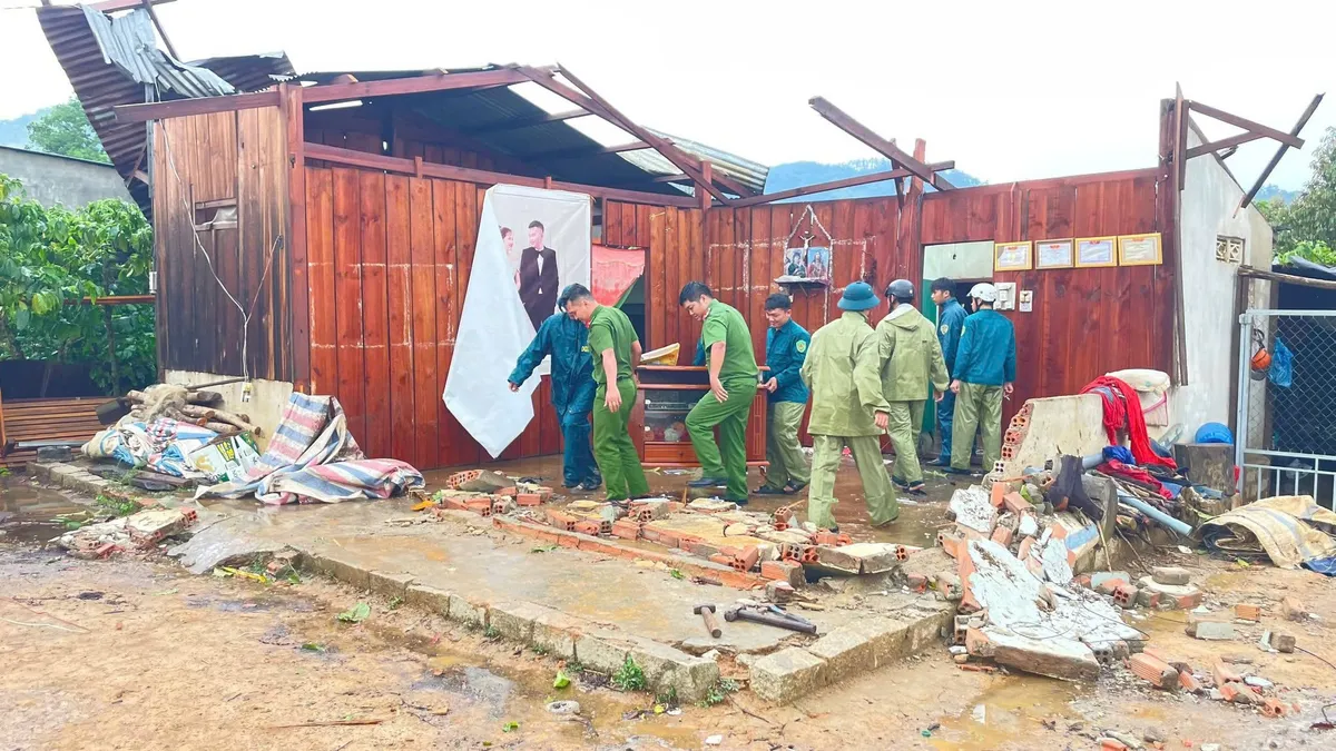 Gi&ocirc;ng lốc g&acirc;y thiệt hại nh&agrave; d&acirc;n ở L&acirc;m Đồng- Ảnh 3.