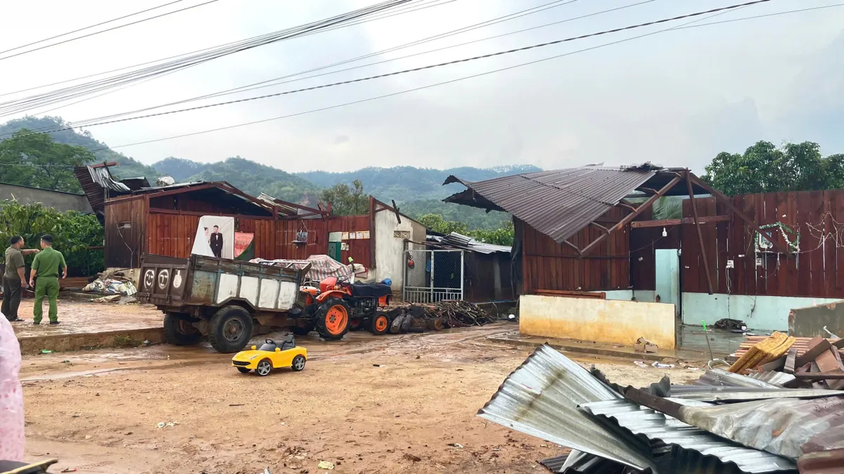 Gi&ocirc;ng lốc g&acirc;y thiệt hại nh&agrave; d&acirc;n ở L&acirc;m Đồng- Ảnh 4.