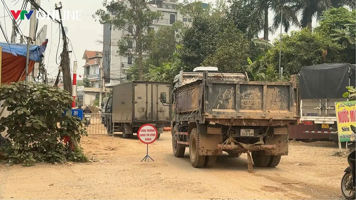 H&agrave; Nội: B&ugrave;n đất tr&agrave;n ra tuyến Ph&uacute; Diễn &ndash; Trại G&agrave;, tiềm ẩn nguy cơ mất an to&agrave;n giao th&ocirc;ng - Ảnh 6.