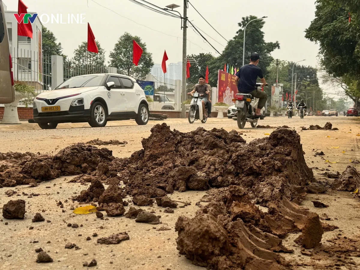 H&agrave; Nội: B&ugrave;n đất tr&agrave;n ra tuyến Ph&uacute; Diễn &ndash; Trại G&agrave;, tiềm ẩn nguy cơ mất an to&agrave;n giao th&ocirc;ng - Ảnh 2.
