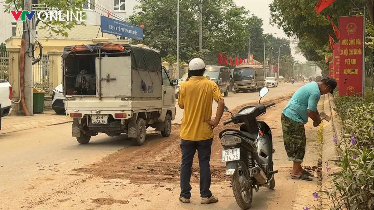 H&agrave; Nội: B&ugrave;n đất tr&agrave;n ra tuyến Ph&uacute; Diễn &ndash; Trại G&agrave;, tiềm ẩn nguy cơ mất an to&agrave;n giao th&ocirc;ng - Ảnh 4.