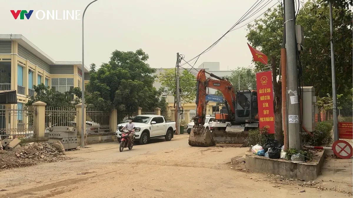 H&agrave; Nội: B&ugrave;n đất tr&agrave;n ra tuyến Ph&uacute; Diễn &ndash; Trại G&agrave;, tiềm ẩn nguy cơ mất an to&agrave;n giao th&ocirc;ng - Ảnh 7.