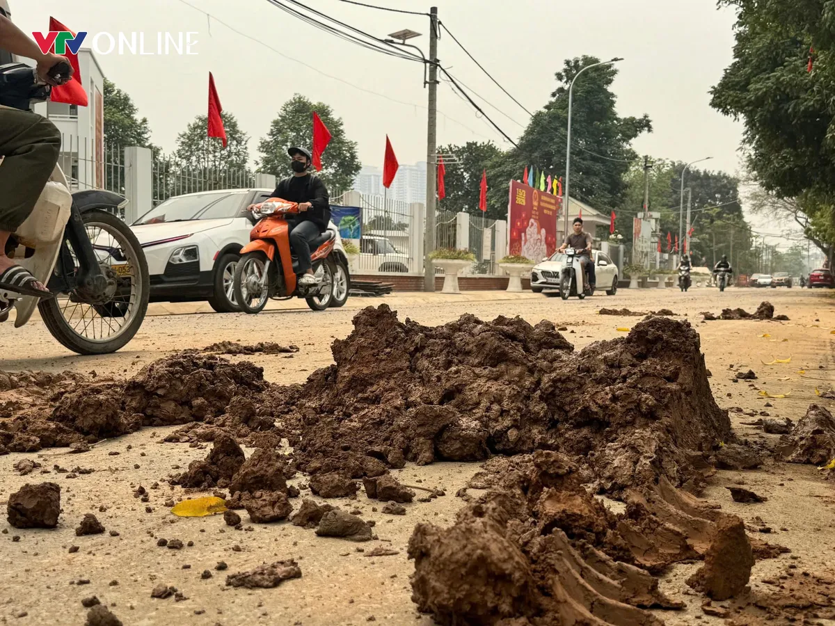 H&agrave; Nội: B&ugrave;n đất tr&agrave;n ra tuyến Ph&uacute; Diễn &ndash; Trại G&agrave;, tiềm ẩn nguy cơ mất an to&agrave;n giao th&ocirc;ng - Ảnh 8.