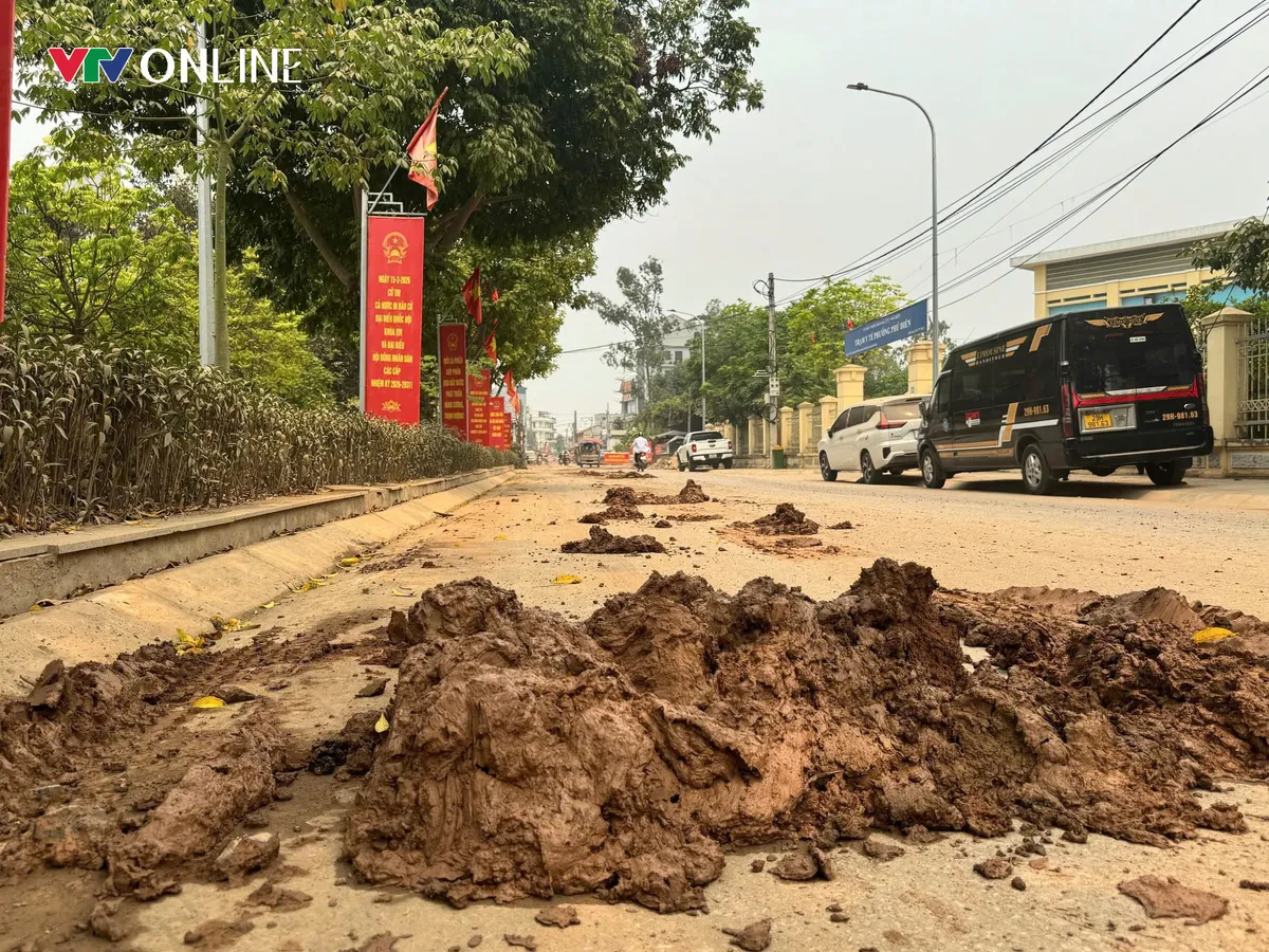 H&agrave; Nội: B&ugrave;n đất tr&agrave;n ra tuyến Ph&uacute; Diễn &ndash; Trại G&agrave;, tiềm ẩn nguy cơ mất an to&agrave;n giao th&ocirc;ng - Ảnh 1.