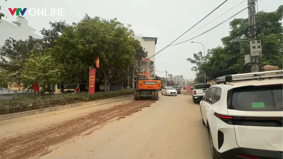 H&agrave; Nội: B&ugrave;n đất tr&agrave;n ra tuyến Ph&uacute; Diễn &ndash; Trại G&agrave;, tiềm ẩn nguy cơ mất an to&agrave;n giao th&ocirc;ng - Ảnh 5.