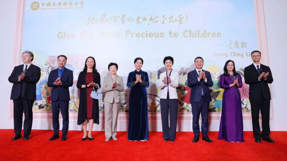 Phu nh&acirc;n Tổng B&iacute; thư, Chủ tịch nước T&ocirc; L&acirc;m thăm Trung t&acirc;m T&ocirc;́ng Khánh Linh - Ảnh 1.