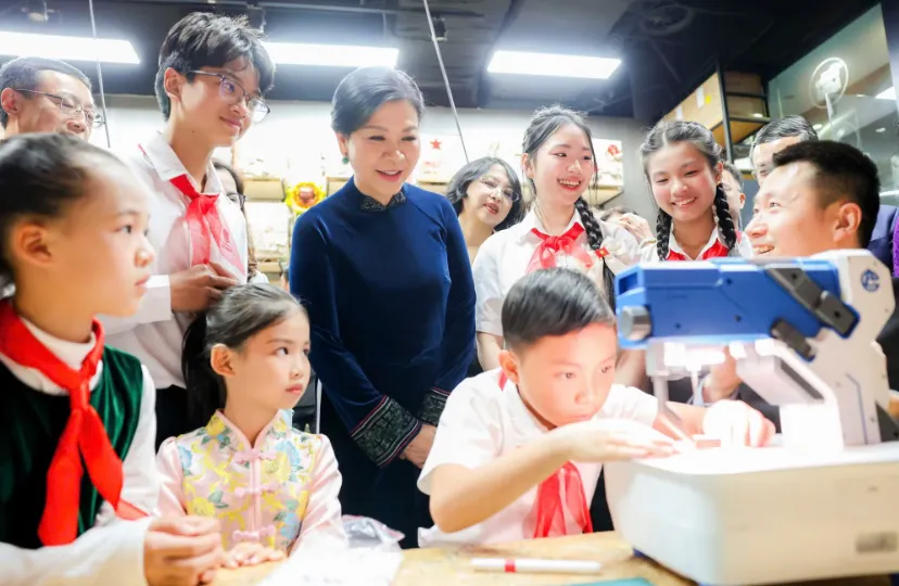 Phu nh&acirc;n Tổng B&iacute; thư, Chủ tịch nước T&ocirc; L&acirc;m thăm Trung t&acirc;m T&ocirc;́ng Khánh Linh - Ảnh 3.