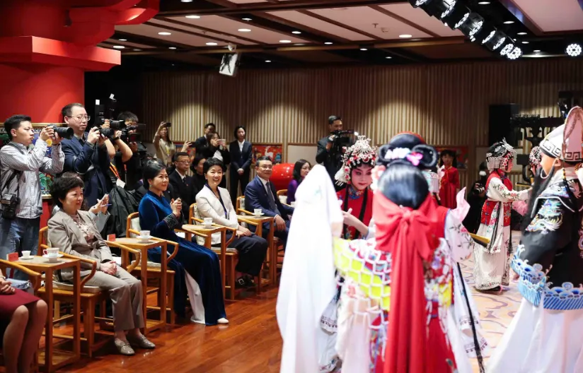 Phu nh&acirc;n Tổng B&iacute; thư, Chủ tịch nước T&ocirc; L&acirc;m thăm Trung t&acirc;m T&ocirc;́ng Khánh Linh - Ảnh 4.