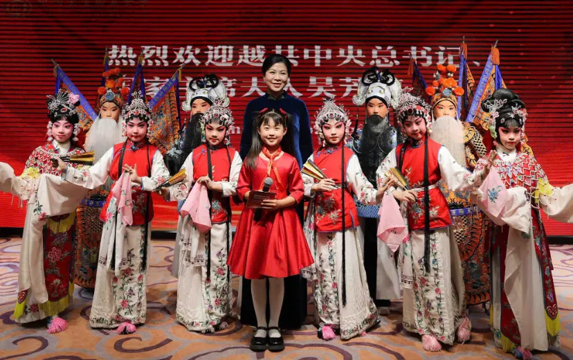 Phu nh&acirc;n Tổng B&iacute; thư, Chủ tịch nước T&ocirc; L&acirc;m thăm Trung t&acirc;m T&ocirc;́ng Khánh Linh - Ảnh 5.