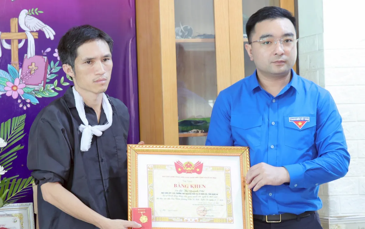 Trao tặng Huy hiệu Tuổi trẻ dũng cảm cho 2 bạn trẻ Nghệ An cứu người bị đuối nước - Ảnh 2.