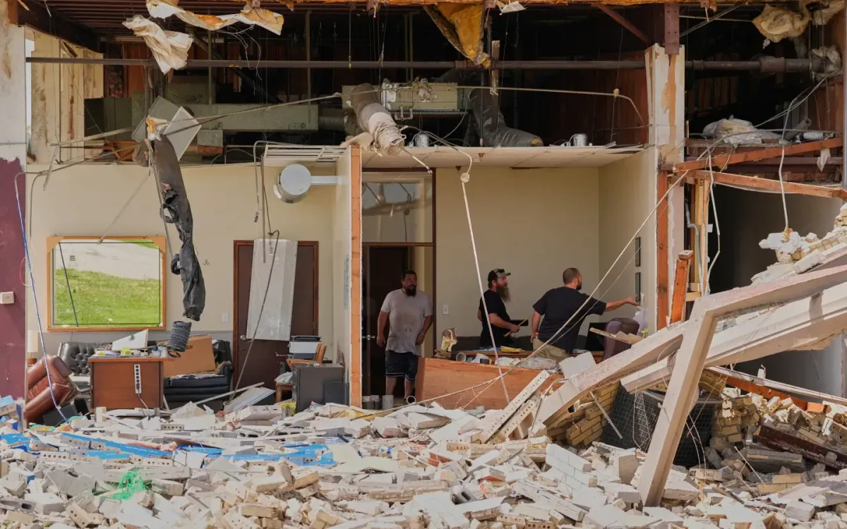 Công nhân thu dọn hiện trường tại nhà máy sản xuất ống bị lốc xoáy phá hủy ở Ottawa, bang Kansas, ngày 14/4/2026. (Ảnh: AP)