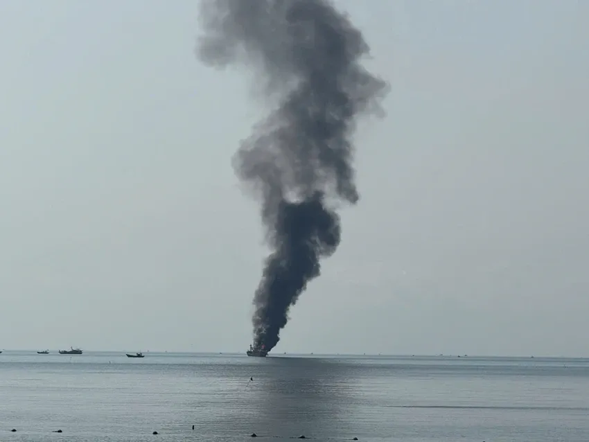 Ch&aacute;y t&agrave;u c&aacute; chở 21 người tr&ecirc;n biển ở L&acirc;m Đồng - Ảnh 2.