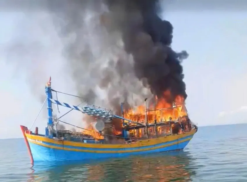 Ch&aacute;y t&agrave;u c&aacute; chở 21 người tr&ecirc;n biển ở L&acirc;m Đồng - Ảnh 1.