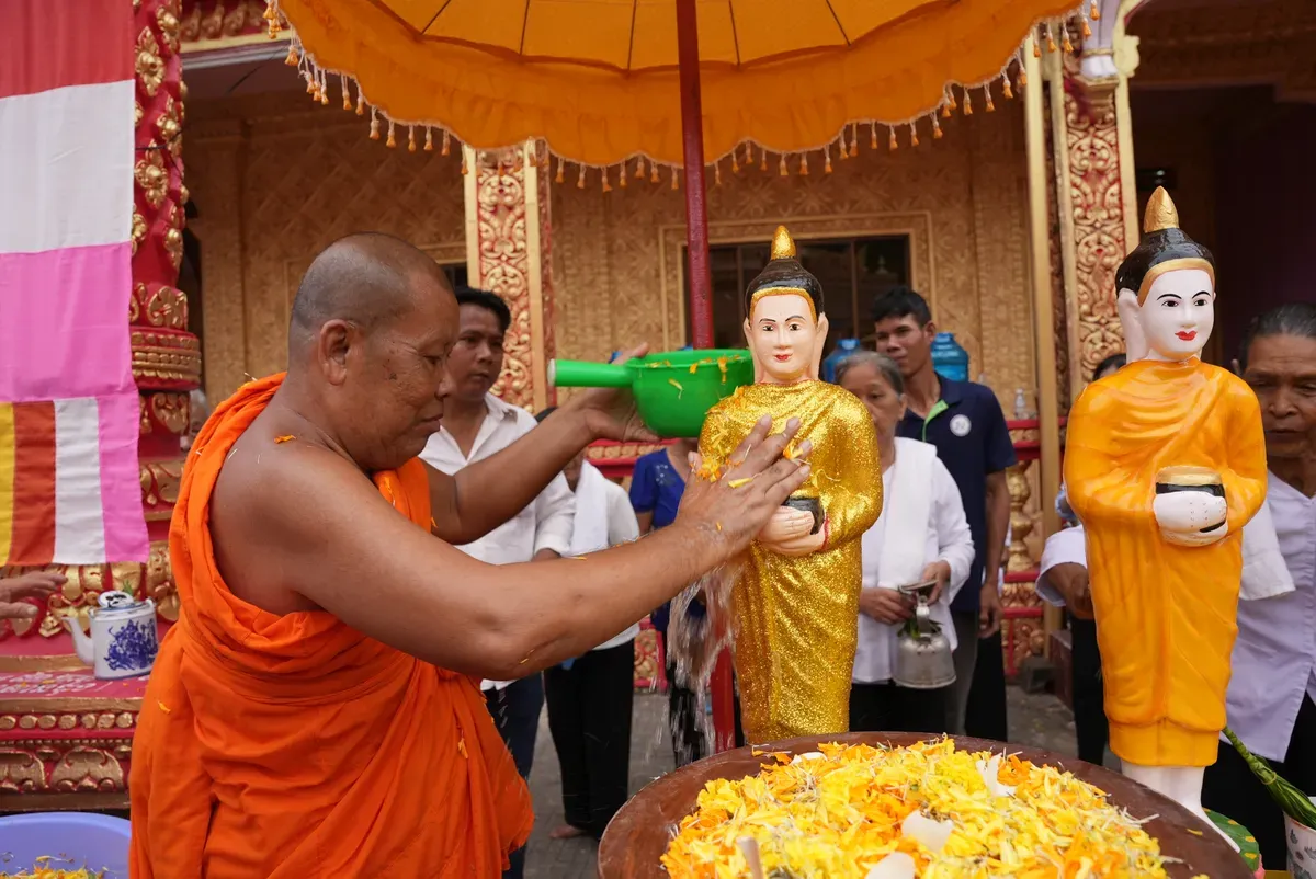 Đồng bào Khmer hân hoan đón Tết cổ truyền Chol Chnam Thmay - Ảnh 2.