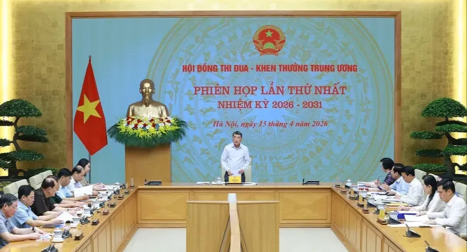 Thủ tướng y&ecirc;u cầu thi đua, khen thưởng thực chất, gắn mục ti&ecirc;u tăng trưởng 2 con số- Ảnh 1.