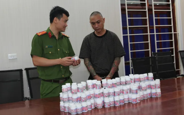 Đối tượng Nguyễn Duy Sơn cùng số tang vật tại Cơ quan Công an