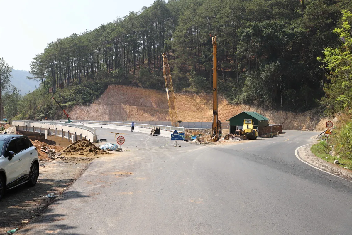 L&acirc;m Đồng gấp r&uacute;t khơi th&ocirc;ng điểm nghẽn giao th&ocirc;ng đ&egrave;o Mimosa - Ảnh 2.