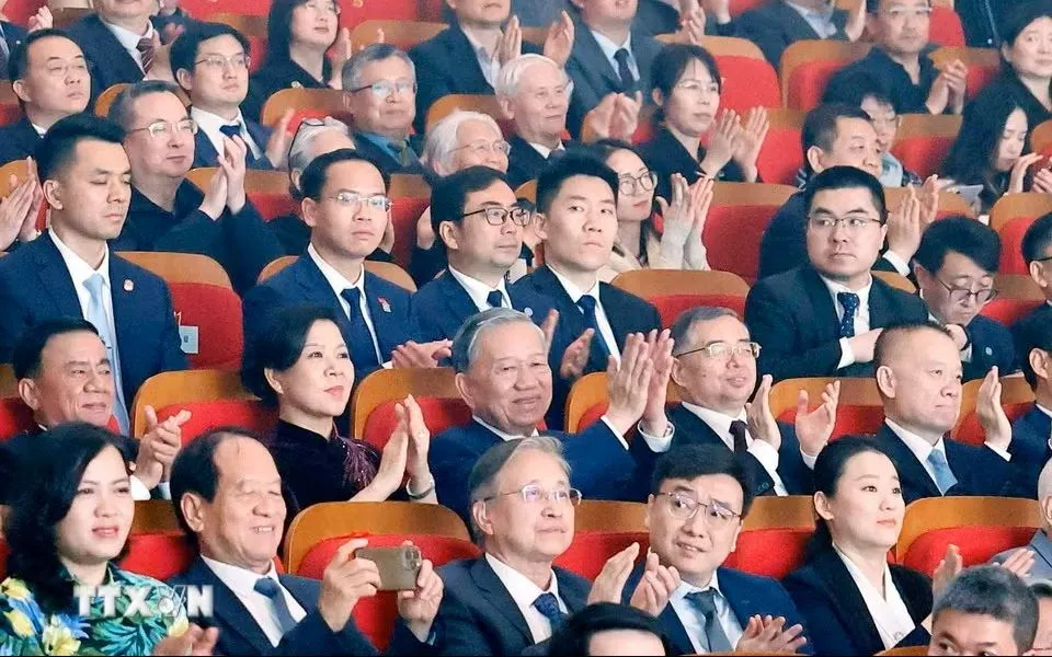 Tổng Bí thư, Chủ tịch nước Tô Lâm và Phu nhân dự chương trình biểu diễn nghệ thuật Việt Nam - Trung Quốc. Ảnh: Thống Nhất/TTXVN