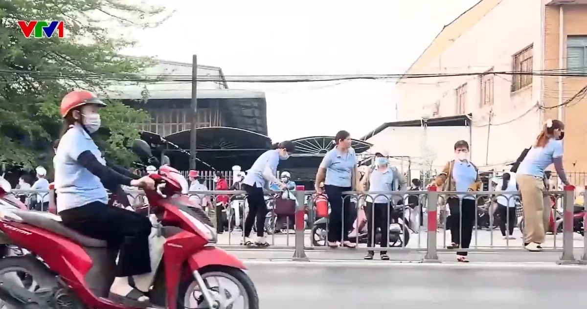 Nhiều người d&acirc;n TP Hồ Ch&iacute; Minh liều lĩnh tr&egrave;o dải ph&acirc;n c&aacute;ch băng qua đường để kịp giờ l&agrave;m - Ảnh 1.